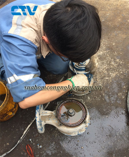 Sửa bơm công nghiệp bị cong trục động cơ