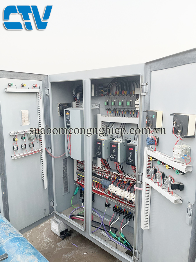 lap-tu-dien-bien-tan-30kw-dieu-khien-cum-may-bom