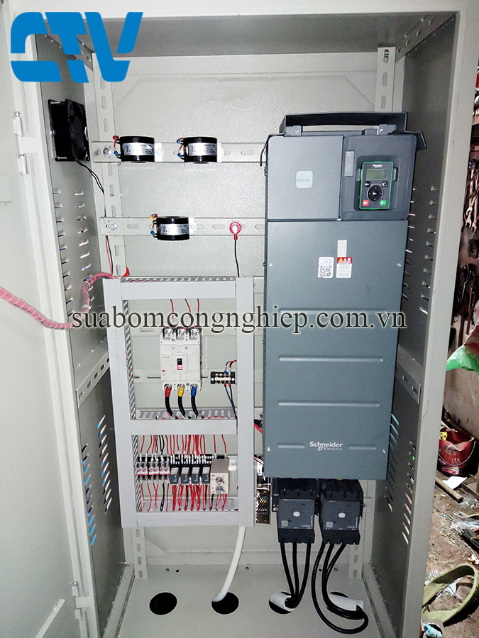 tu-dien-dieu-khien-he-thong-may-bom-cong-nghiep-55-kw-bang-bien-tan